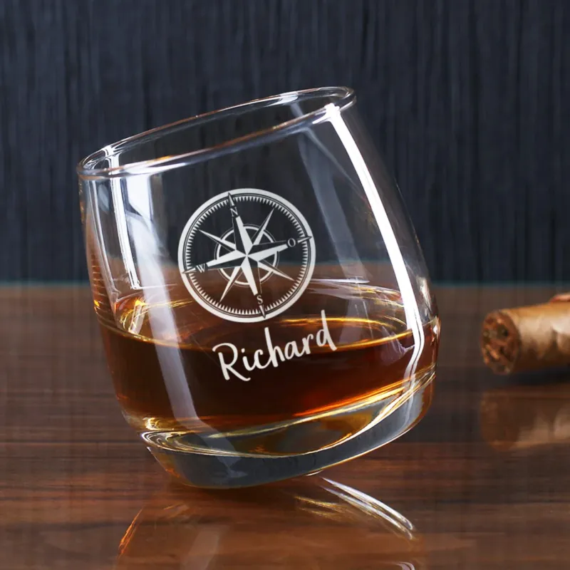 schräges Whiskyglas mit Kompass und Wunschnamen