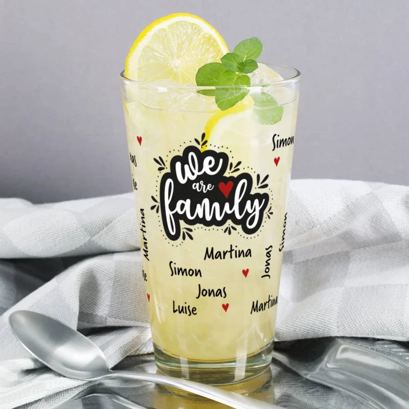 We are family - Trinkglas mit vier Namen
