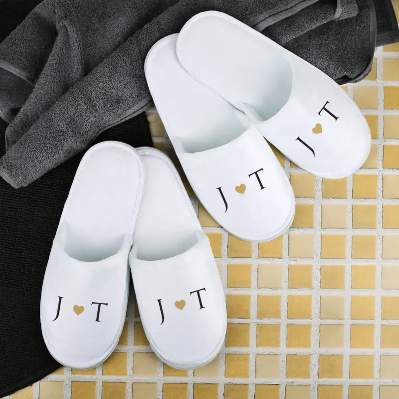 Partner Pantoffeln mit Wunsch-Initialen als Geschenk zum Jahrestag im Badezimmer-Setting