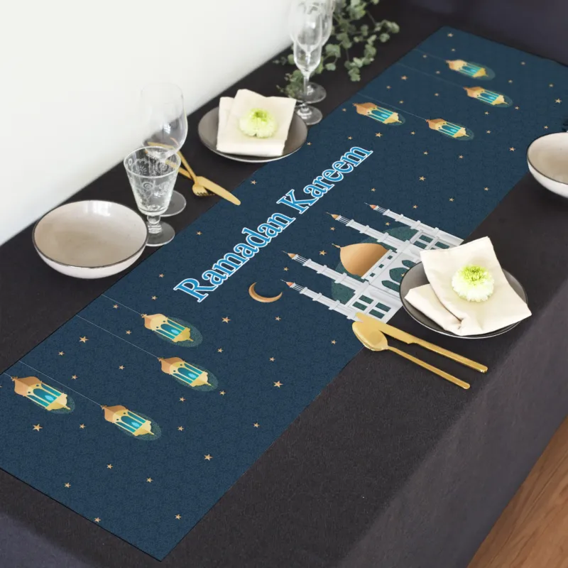 Ramadan Tischläufer mit personalisiertem Schriftzug als elegante Tischdeko für Iftar und Zuckerfest