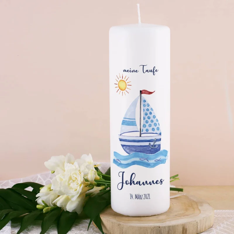Taufkerze mit Segelboot, Name, Datum und Taufspruch