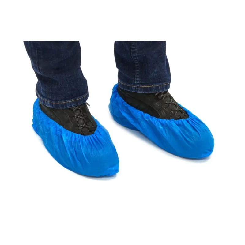Romed Überschuhe in blau, getragen von einer Person, gestülpt über zwei Schuhe.