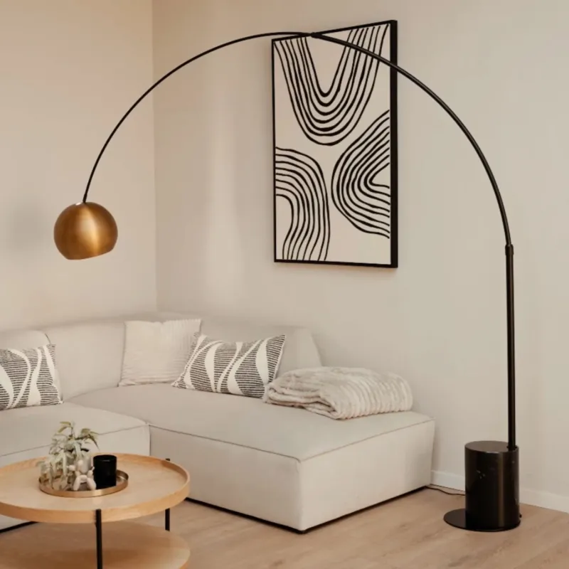 s.luce Ball Design-Bogenlampe mit Marmorfuß modern, elegante Bogenleuchte mit goldener Kugel im Wohnzimmer