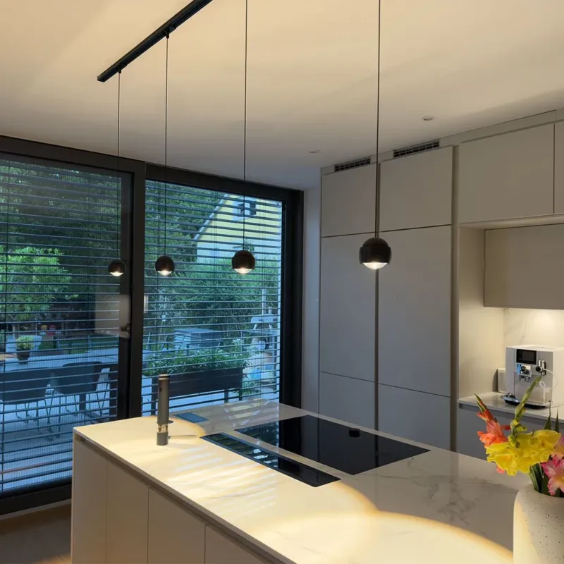 s.luce Beam LED Hängelampe 1-Phasen-Schienensystem Mitteleinspeiser über moderner Kücheninsel im Design aus Bayern