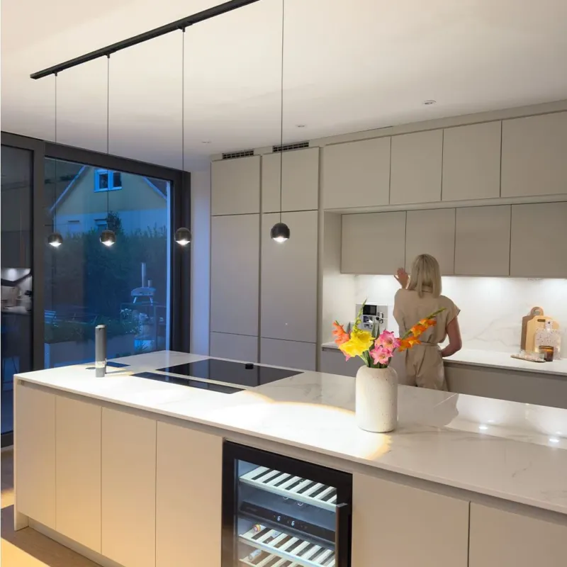s.luce Beam LED Hängeleuchte 1-Phasen-Schienensystem Endeinspeiser über moderner Kücheninsel im Designlicht