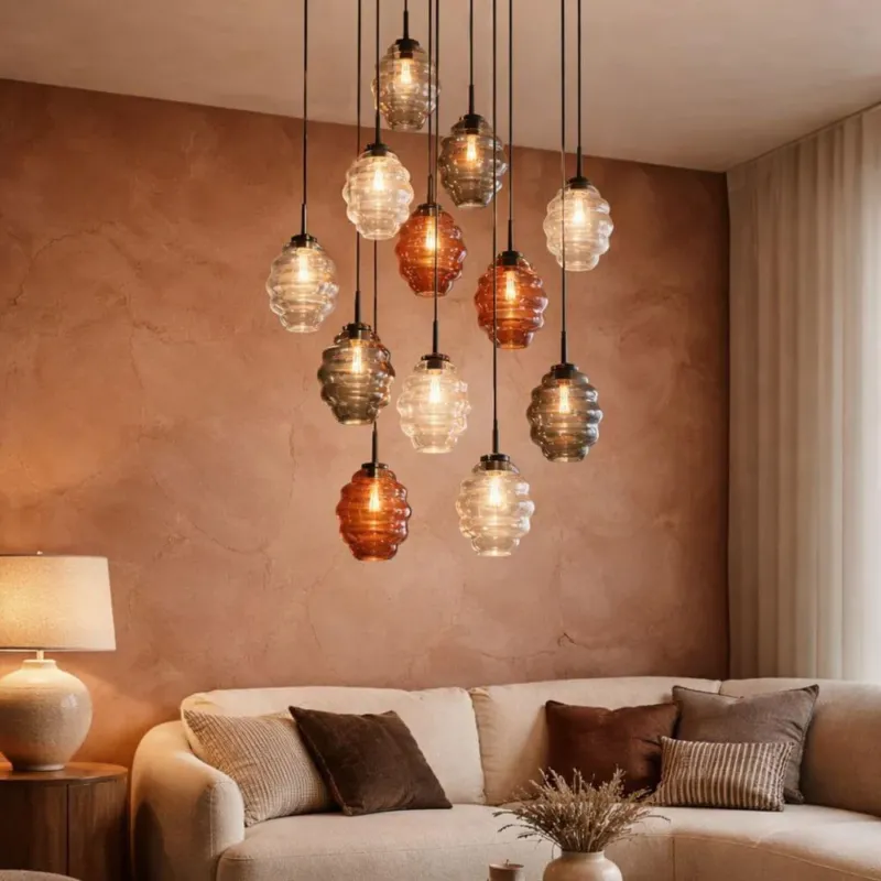 s.luce Echos Galerieleuchte 12-flammig Ø 80cm Baldachin Ø 25cm in elegantem Wohnzimmer mit hochwertigen Glaskörpern.