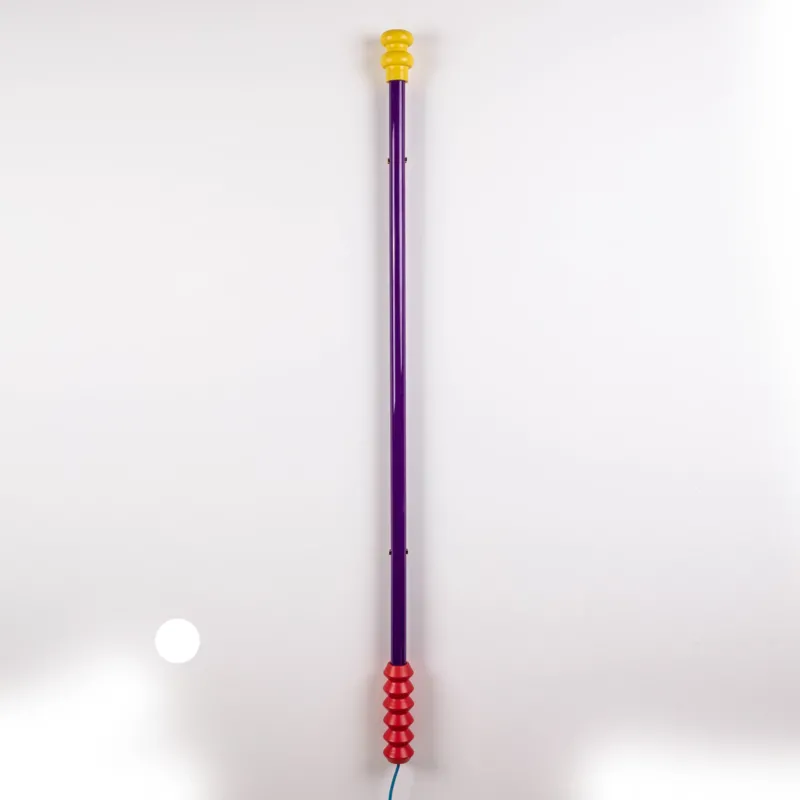 Seletti SUPERLINEA PURPLE LED-Leuchte in Violett mit roten und gelben Details