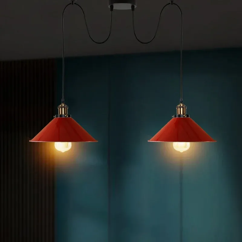 Zweiflammige Spinnenlampe in Rot mit E27-Fassung im Retro-Industriedesign
