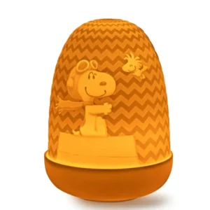 Hochwertige Porzellan-Tischlampe mit Snoopy-Relief und warmem Lichtschein.