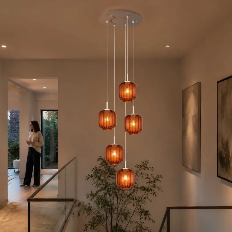 s.luce Velo 5-flammige Galerieleuchte Ø 60cm Baldachin Ø 20cm über Treppenhaus mit amberfarbenen Glaspendeln
