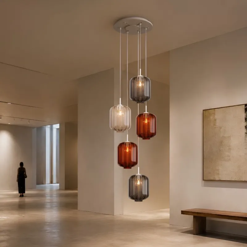 s.luce Velo Galerie-Hängelampe 5-flammig Ø 60cm Baldachin Ø 25cm mit Glaspendeln im modernen Wohnraum