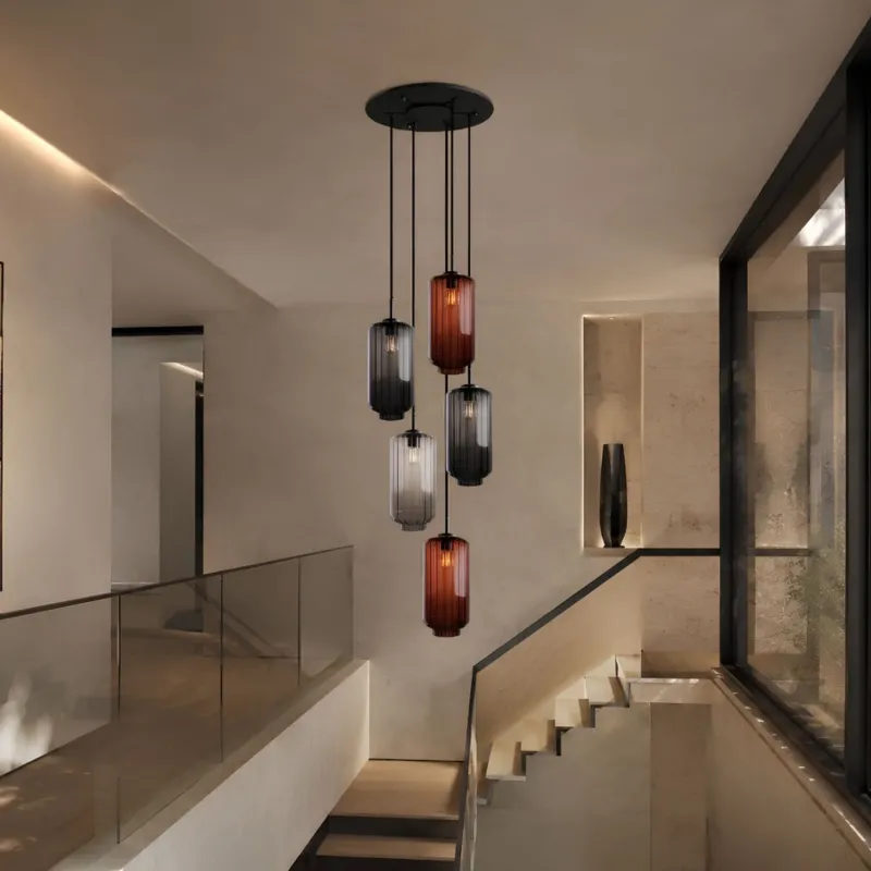 s.luce Velo Galerieleuchte 5-flammig Ø 60cm Baldachin Ø 18cm mit eleganten Glaspendeln über der Treppe