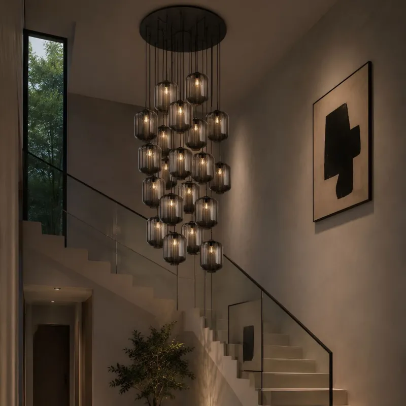 s.luce Velo 20-flammige Galerieleuchte Ø 120cm Ø 25cm, elegante Glas-Pendelleuchte für hohe Treppenhäuser