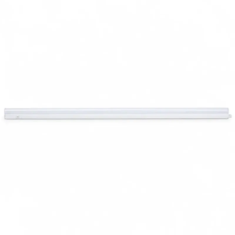 Weiße Vesio LED-Lichtleiste mit 120 cm Länge als komplette Studioaufnahme vor weißem Hintergrund.
