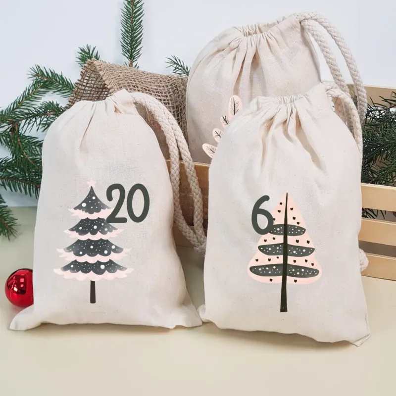 Adventskalender mit naturfarbenen Stoffbeuteln und roséfarbenen Weihnachtsbäumen